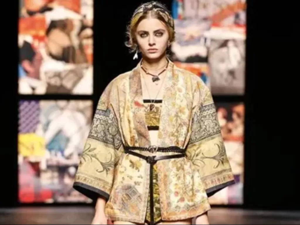 Kain tenun Endek dipakai Dior dalam peragaan busana Paris Fashion Week 2020. (Instagram/@dior)