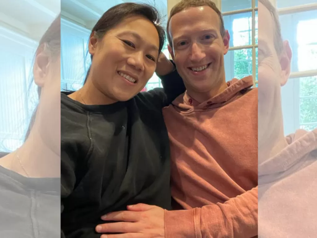 Pasangan Mark Zuckerberg memperlihatkan perut istrinya, Priscilla Chan yang hamil. (Facebook)