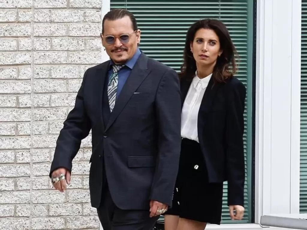 Johnny Depp diduga berpacaran dengan pengacaranya di kasus Inggris. (Twitter/jeannebrichett).