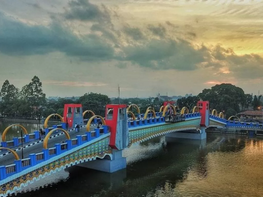 Jembatan Berendeng, terbuat dari kaca. (Z Creators/Nadhila Zahrin)