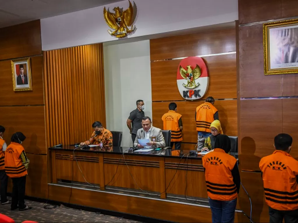 Ketua KPK Firli Bahuri (tengah) menggelar konferensi pers dengan menghadirkan tersangka operasi tangkap tangan (OTT) perkara suap di Mahkamah Agung, di gedung KPK, Jakarta, Jumat (23/9/2022). (ANTARA/Galih Pradipta)