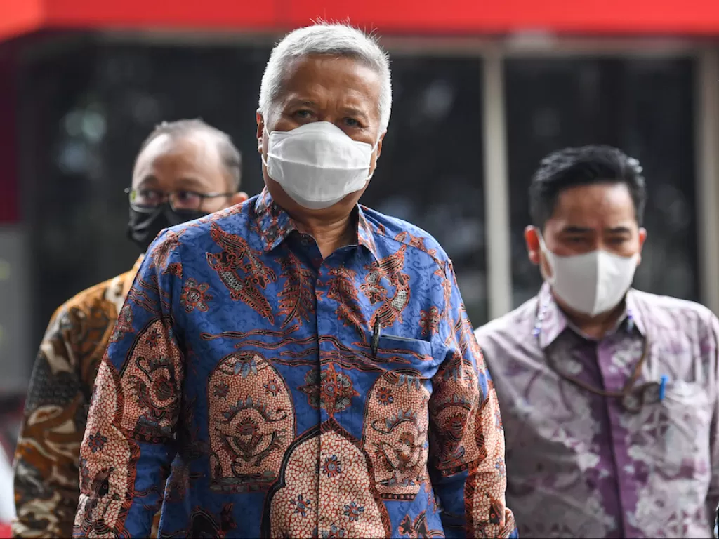 Hakim Agung Sudrajad Dimyati (tengah) berjalan saat tiba di Gedung Merah Putih, KPK, Jakarta, Jumat (23/9/2022). (ANTARA/M Risyal Hidayat)