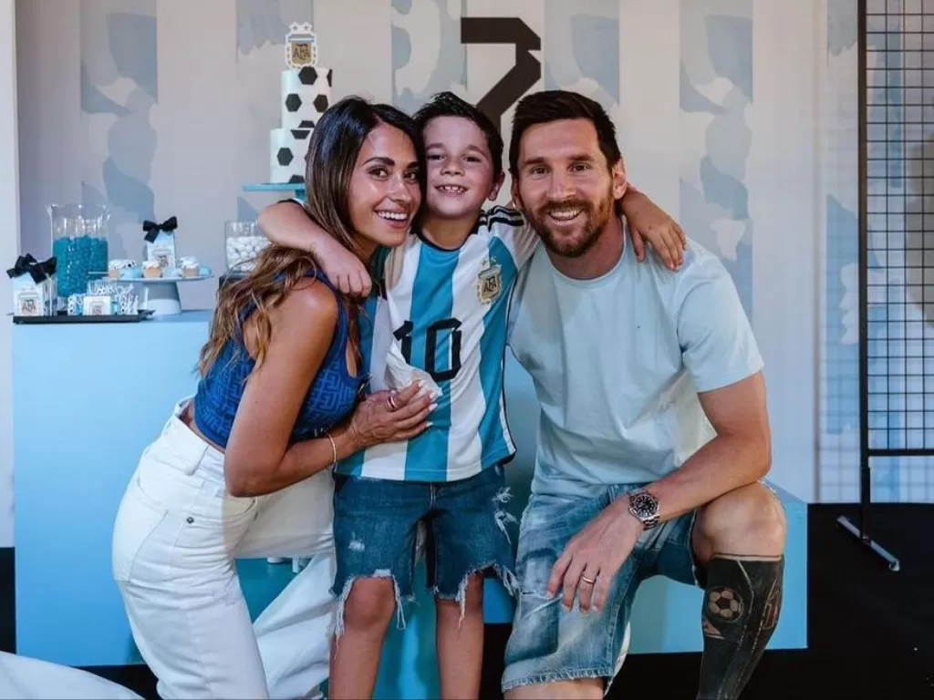 Mateo Messi merayakan ulang tahun dengan Antonela Roccuzzo dan Lionel Messi (Instagram/@antonelaroccuzzo)