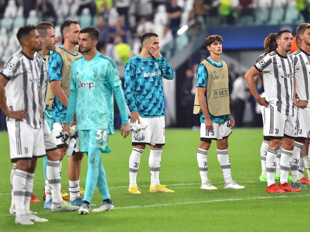 Para pemain Juventus tertunduk usai mengalami kekalahan (Reuters)