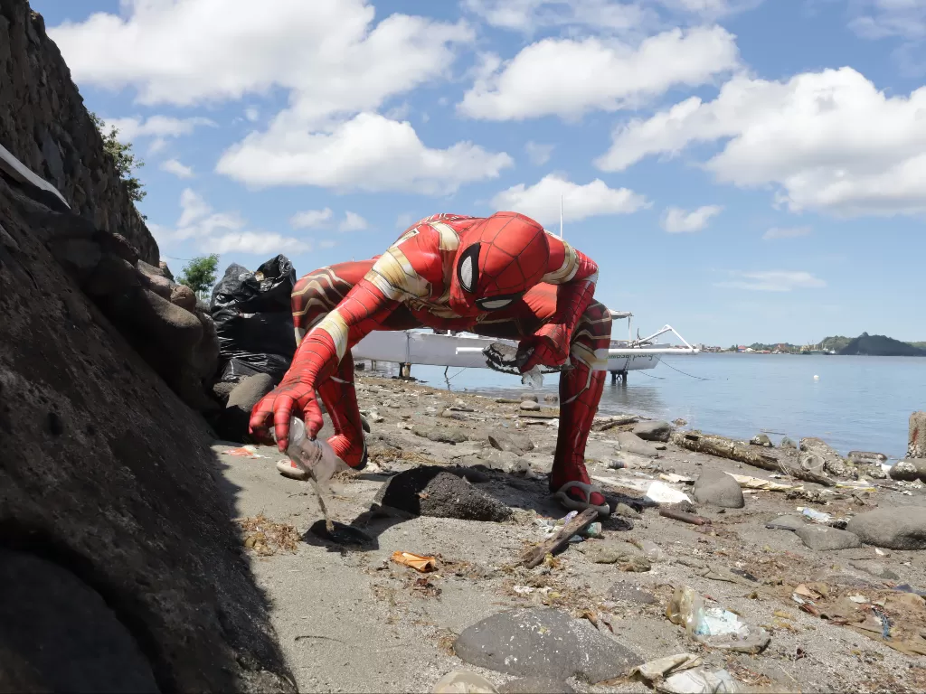 Spiderman Parepare bersihkan sampah (Z Creators/Rudi Hartono)