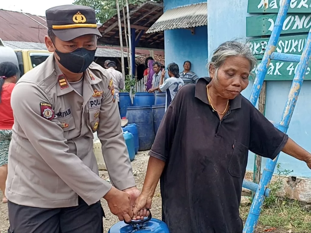 Polisi membantu warga membawa air bersih (Z Creators/Pramita Kusumaningrum)