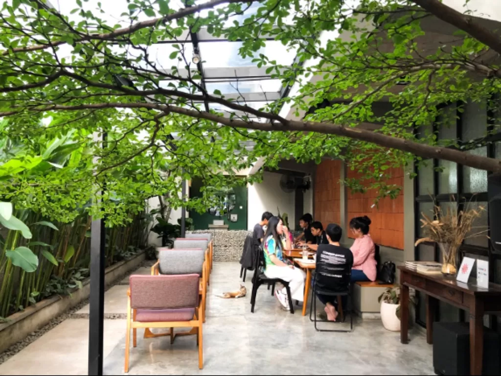 Coffee shop nyaman dengan banyak tumbuhan (Z Creators/Robi Juniarta)