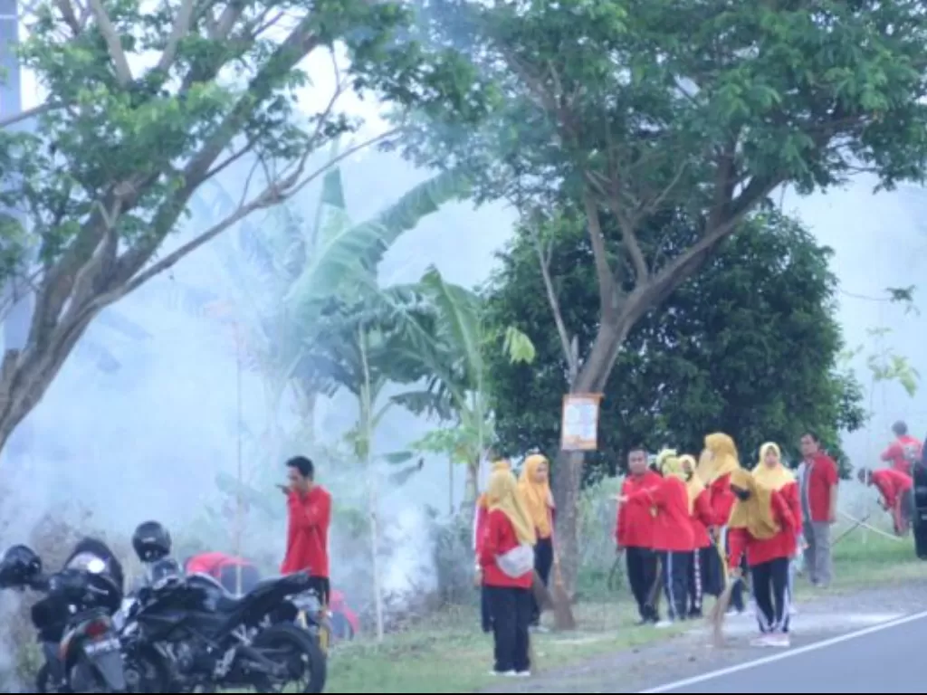 AS Lombok Tengah bersohkan sampah di jalan Bypass jelang WBSK Mandalika 2022. (ANTARA/Humas Pemkab Lombok Tengah)