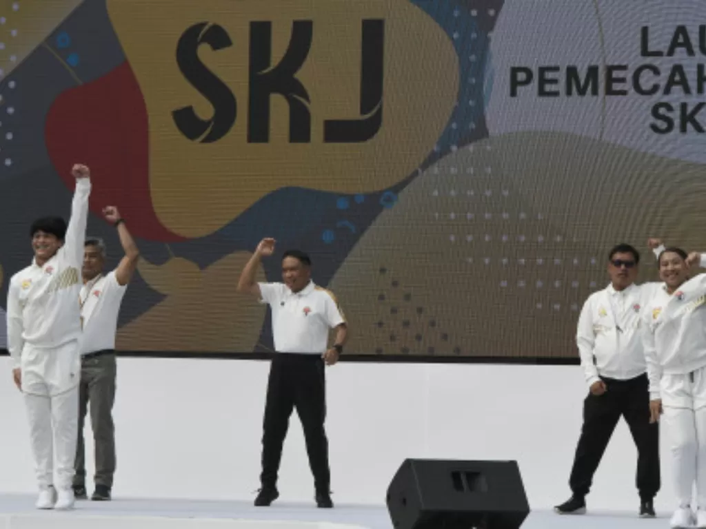 Menteri Pemuda dan Olahraga Zainudin Amali (tengah) mengikuti Senam Kesegaran Jasmani (SKJ) Pelajar di Kompleks Gelora Bung Karno, Senayan, Jakarta Pusat, Sabtu (27/8/2022). (ANTARA FOTO/Fakhri Hermansyah)