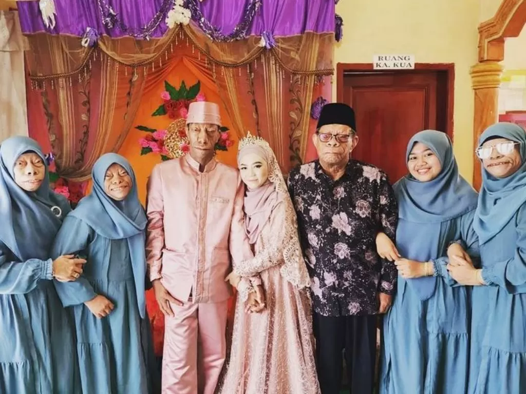 Keluarga Manurung yang merayakan hari pernikahan Surya Manurung. (Instagram/surya.manurung)
