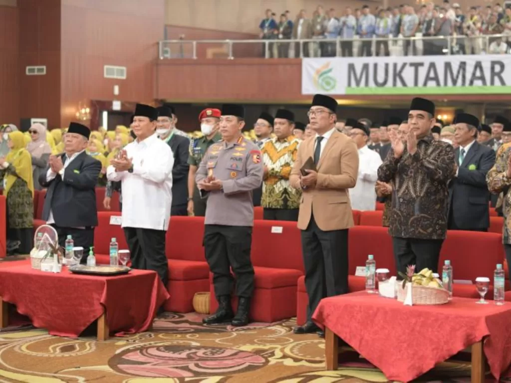 Menteri Pertahanan (Menhan) Letjen TNI (Purn) Prabowo Subianto dan Gubernur Jawa Barat (Jabar) M Ridwan Kamil saat menghadiri acara Muktamar XVI Persatuan Islam (Persis) di Kabupaten Bandung. (ANTARA/HO-Humas Pemda Jabar)