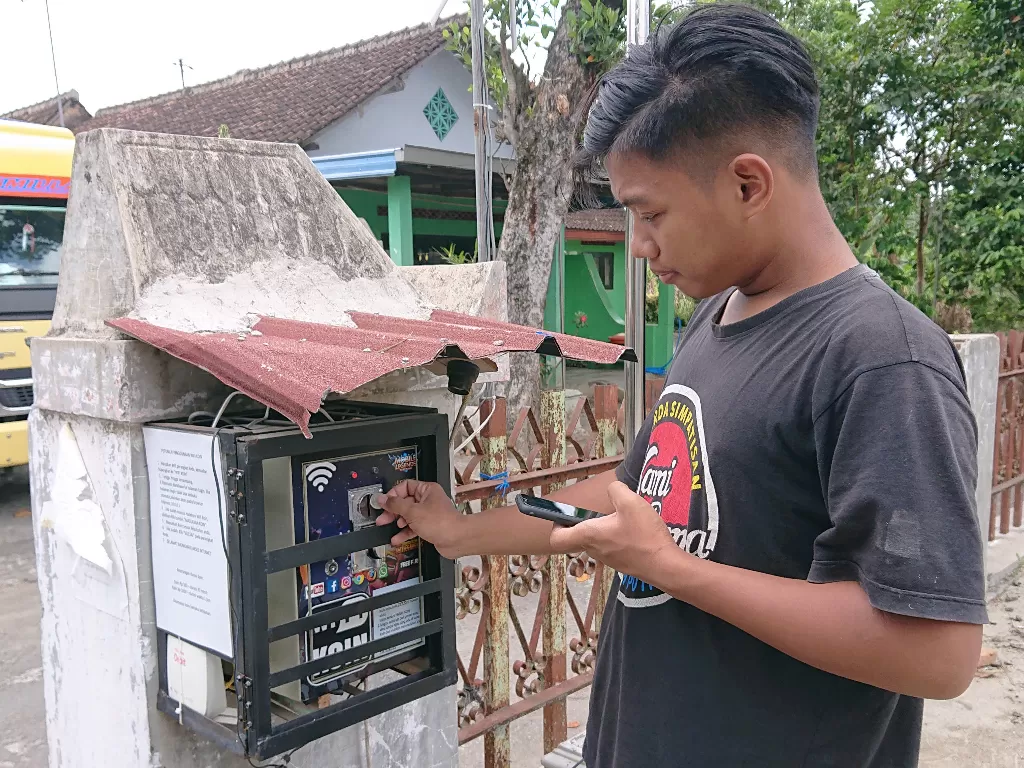 Soufi, pemuda Klaten pasang WiFi koin. (Z Creators/Eko Haryanto)