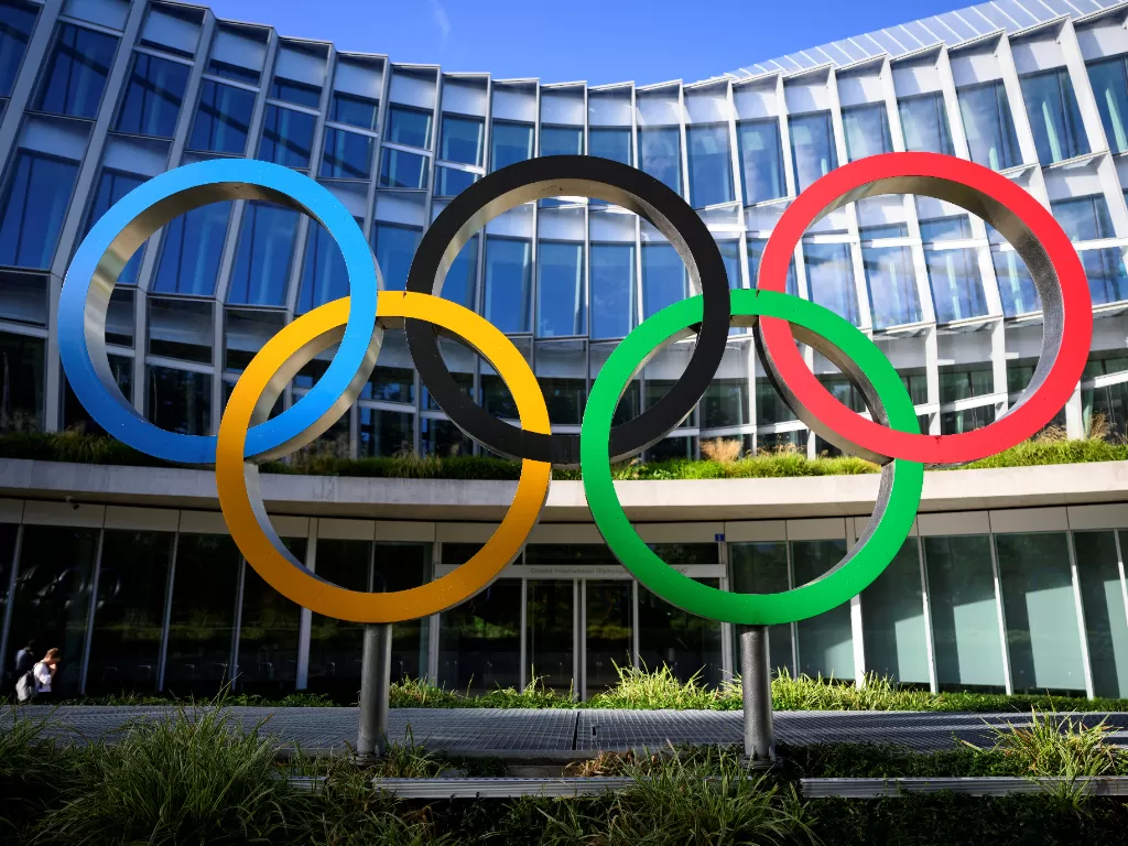 Cincin Olimpiade terlihat di depan The Olympic House, markas besar Komite Olimpiade Internasional (IOC). (REUTERS/Pool)
