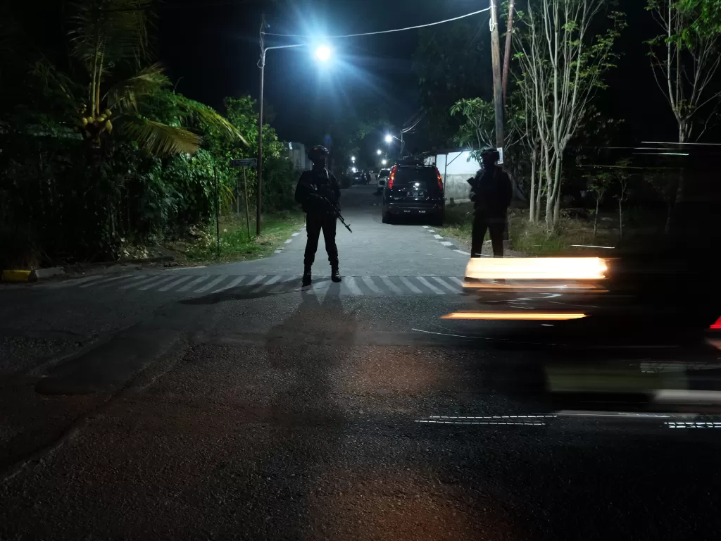 Polisi berjaga di lokasi terjadinya ledakan di Asrama Grogol Indah Baru,Telukan, Grogol, Kabupaten Sukoharjo, Jawa Tengah, Minggu (25/9/2022). (ANTARA/Maulana Surya)