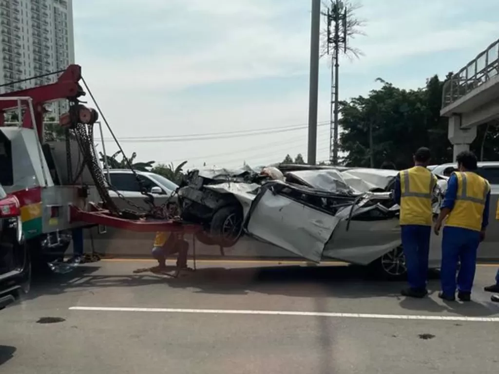 Penampakan mobil Toyota Calya yang ringsek usai kecelakaan dengan mobil boks di tol Jakarta Outer Ring Road (JORR), Senin (26/9/2022). (Instagram/@jktinfo)
