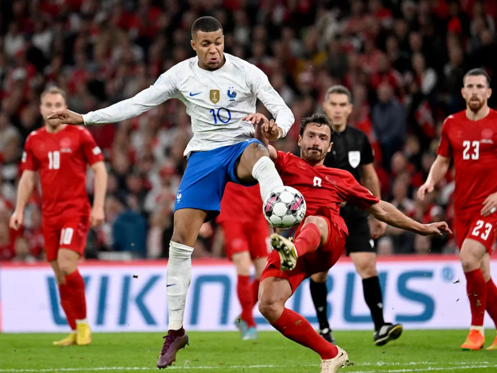 Kylian Mbappe (baju putih) di pertandingan Denmark vs Prancis dalam gelaran UEFA Nations League 2022 (REUTERS/Fabian Bimmer)
