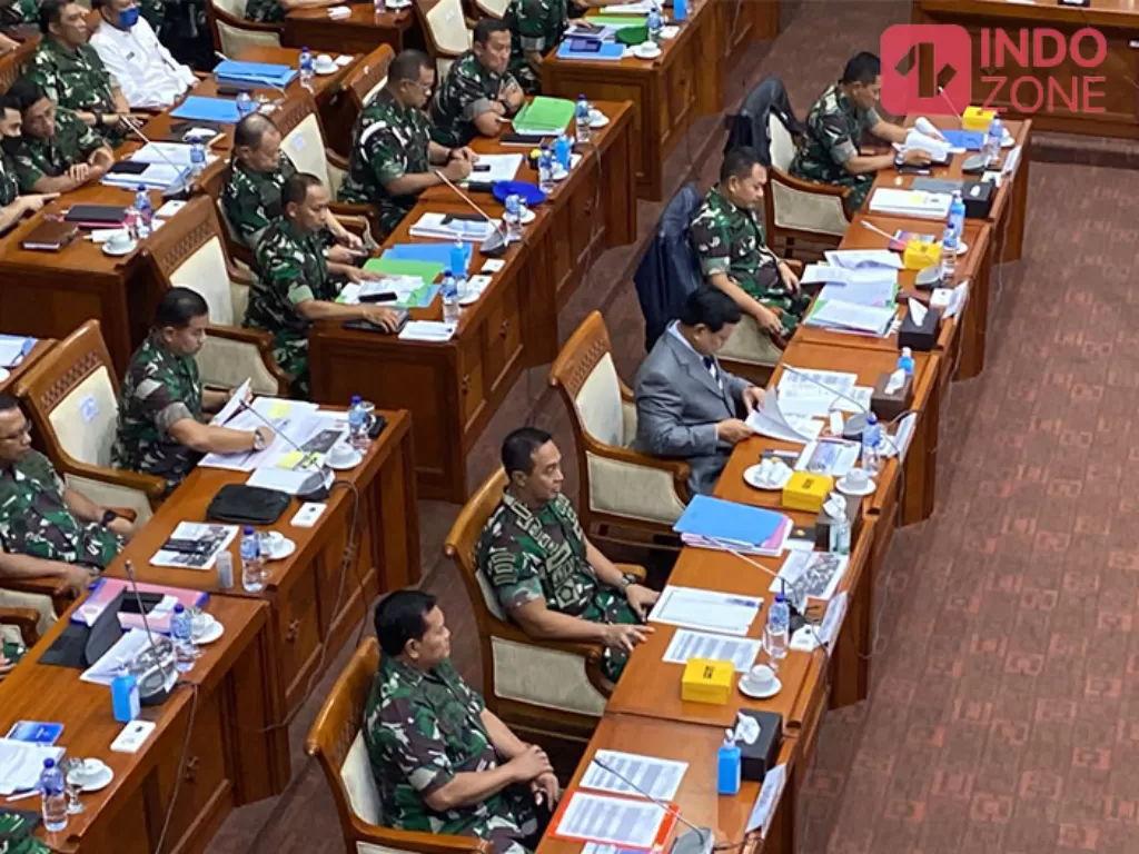 Menhan Prabowo, Panglima TNI dan Kepala Staf hadiri rapat kerja bersama Komisi I DPR. (INDOZONE/Harits Tryan)