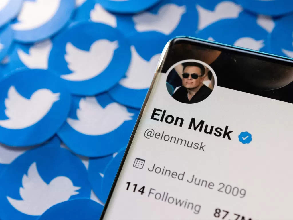 Ilustrasi Elon Musk dan Twitter. (REUTERS/Dado Ruvic)