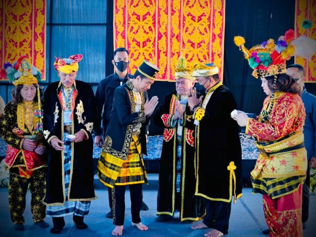 Presiden Jokowi saat diberi gelar kehormatan adat dan budaya oleh Kesultanan Buton, Sulawesi Tenggara. (Twitter/@jokowi)