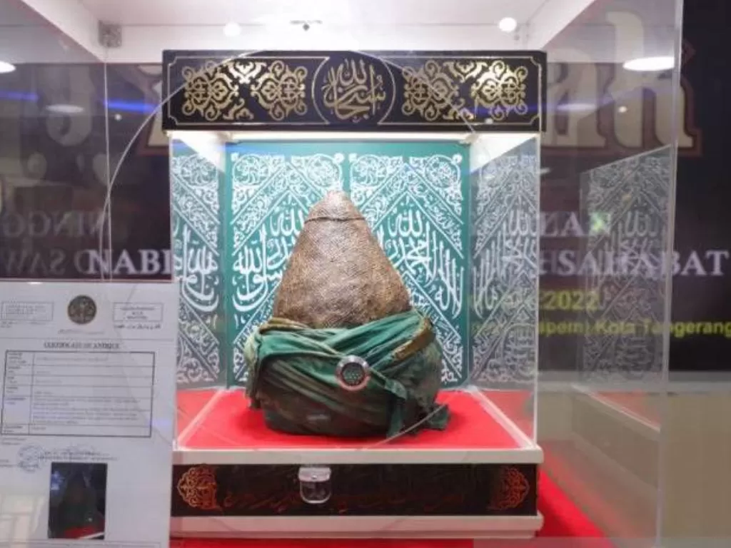 Turban baginda Rasul yang ditampilkan dalam pameran artefak di Festival Al Azhom. (ANTARA)
