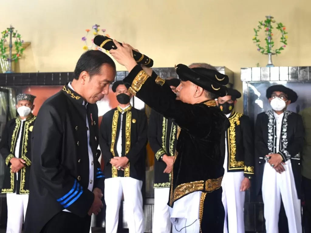 Presiden Jokowi dapat gelar kehormatan dari Kerjaan Maluku Utara. (Dok. Sekretariat Kabinet)
