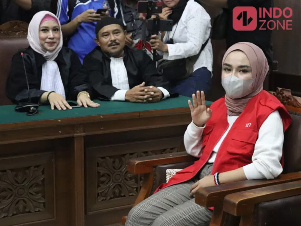 Medina Zein menghadiri sidang putusan di Pengadilan Negeri Jakarta Selatan, Kamis (29/9/2022). (INDOZONE/Arvi Resvanty)