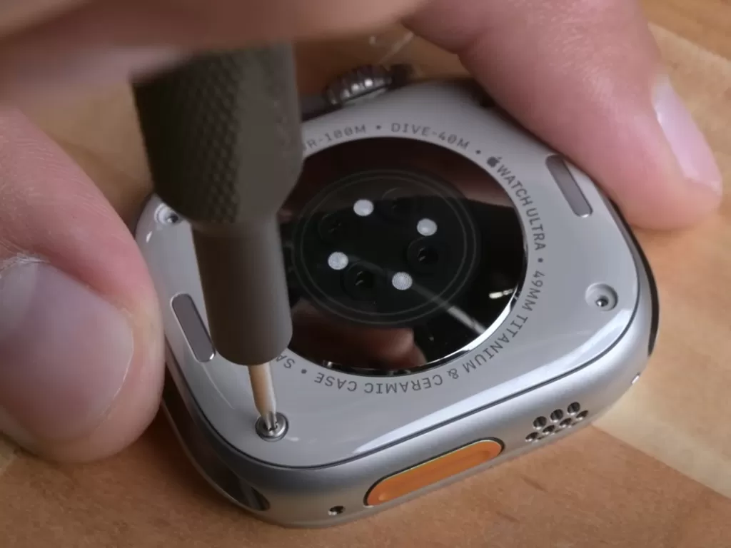 Apple Watch Ultra. (Youtube. iFixit)