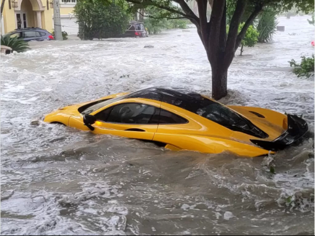 McLaren P1 yang terendam banjir di Florida. (Instagram/@lambo9286)