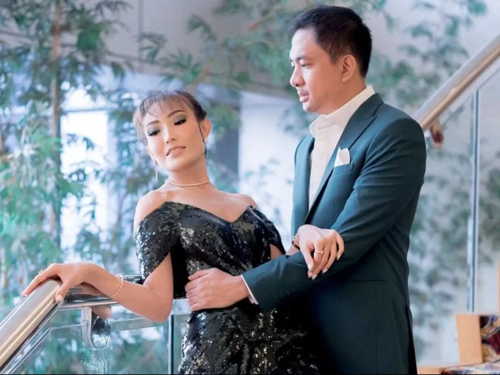 Ayu Dewi dan suaminya, Regi Datau (Instagram/mrsayudewi)