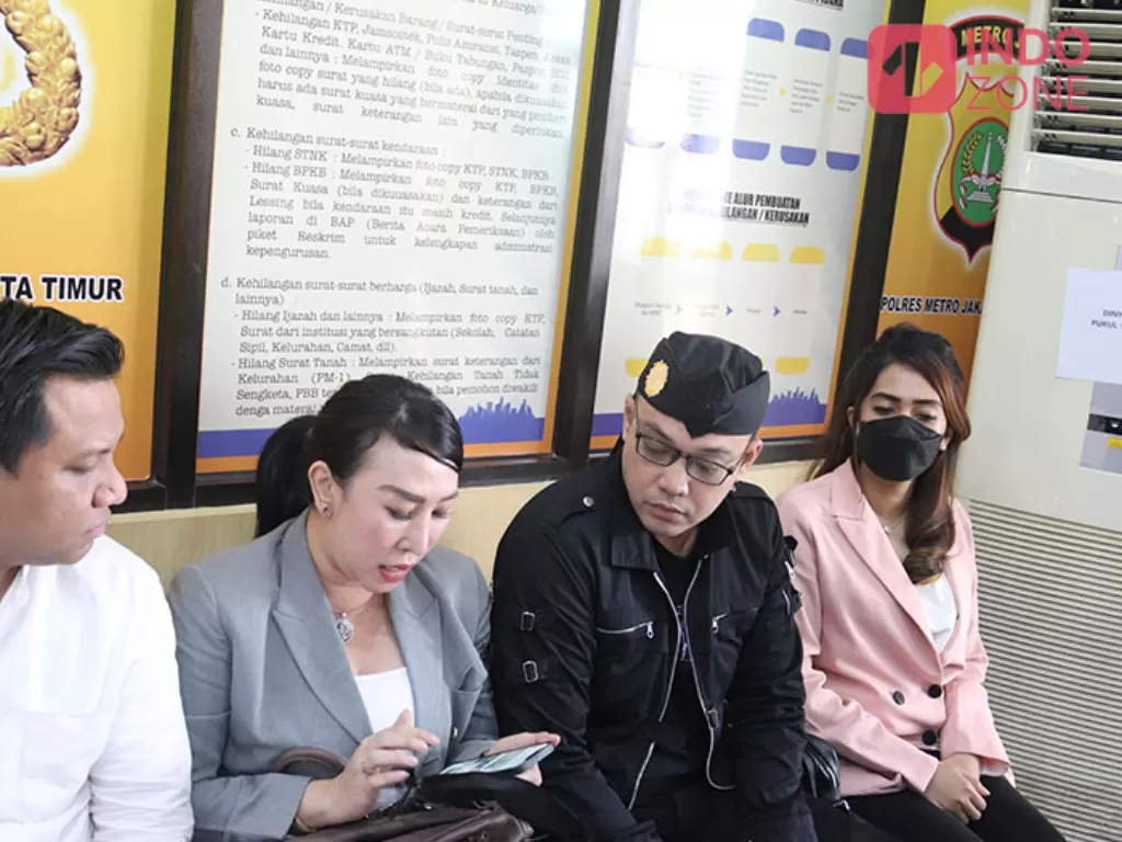 Henny Mona (baju abu) tengah memberikan paparan kepada awak media ihwal hubungan asmara Kriss Hatta dengan kekasihnya yang masih berusia 14 tahun di Polres Jakarta Timur, Jumat (30/9/2022). (INDOZONE/Arvi Resvanty)