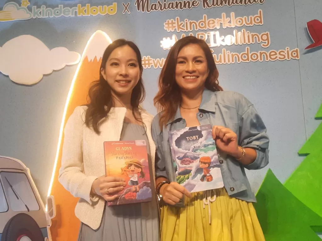 Elisabeth Liman dari Kinderkloud dan Marianne Rumantir dalam peluncuran buku anak Wonderful Indonesia Story Book Series yang bekerjasama dnegan Kemanparekraf. (INDOZONE/Handout).