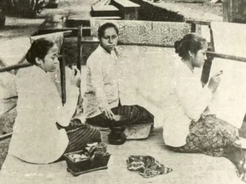 Kartini sedang membatik dengan adik-adiknya Rukmini (tengah) dan Kardinah (kiri). (Perpustakaan Nasional)