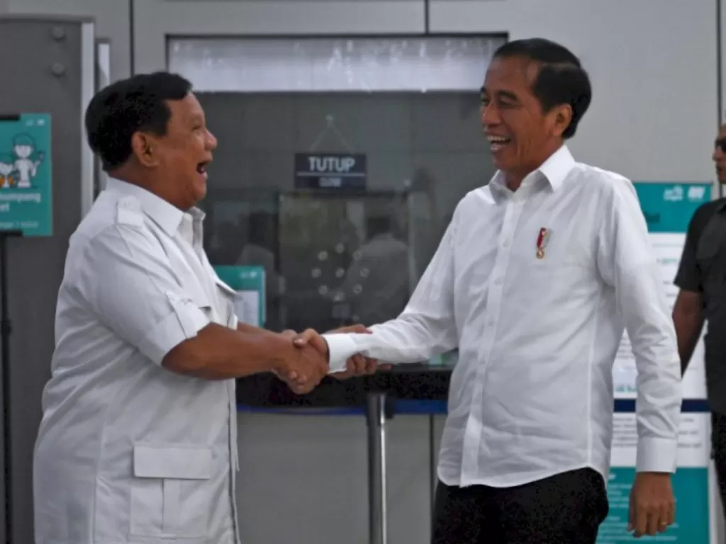 Presiden Joko Widodo (kanan) berjabat tangan dengan Ketua Umum Partai Gerindra Prabowo Subianto (kiri) (ANTARA/Wahyu Putro A)