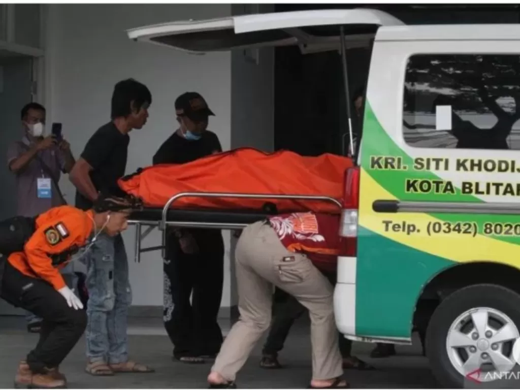 Relawan dan petugas medis memasukkan jenazah korban tragedi Kanjuruhan ke mobil ambulan di ruang informasi Rumah Sakit Wava Husada, Malang, Jawa Timur, Minggu (2/10/2022). (ANTARA/Ari Bowo Sucipto)