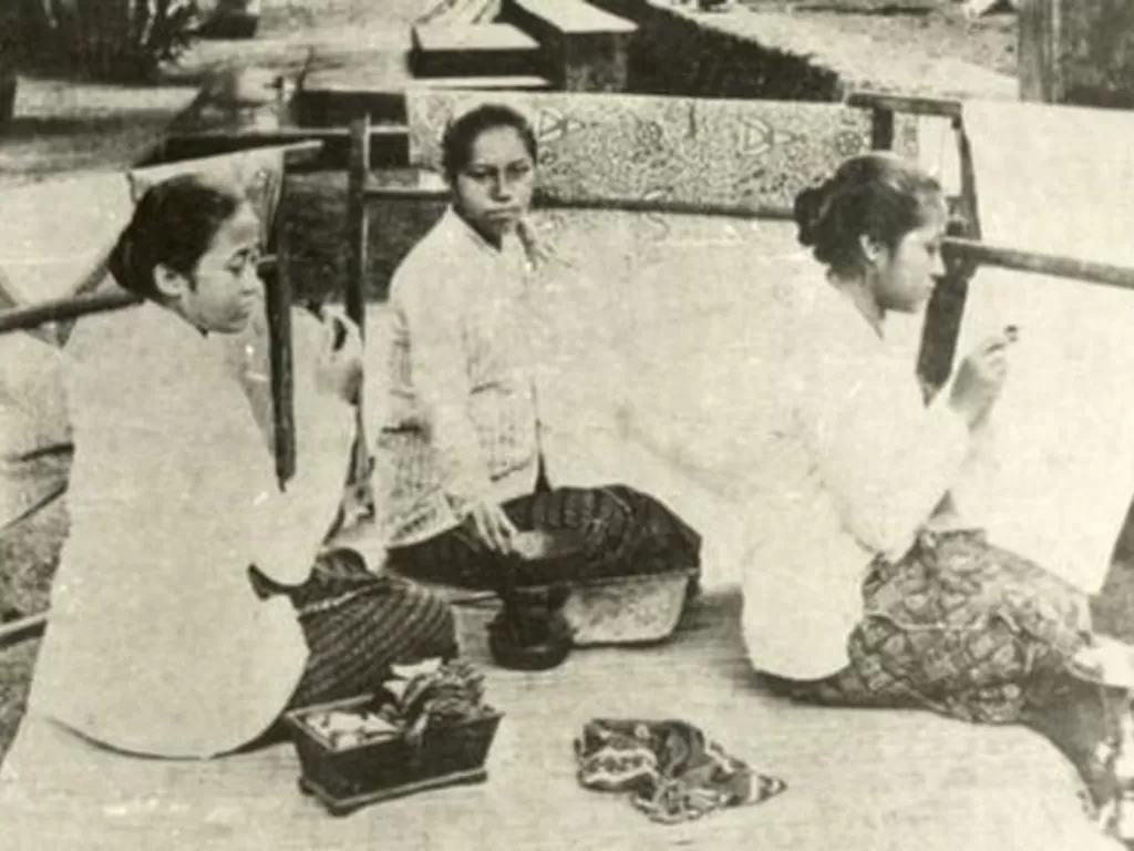 RA Kartini bersama dengan saudarinya. (Wikipedia)