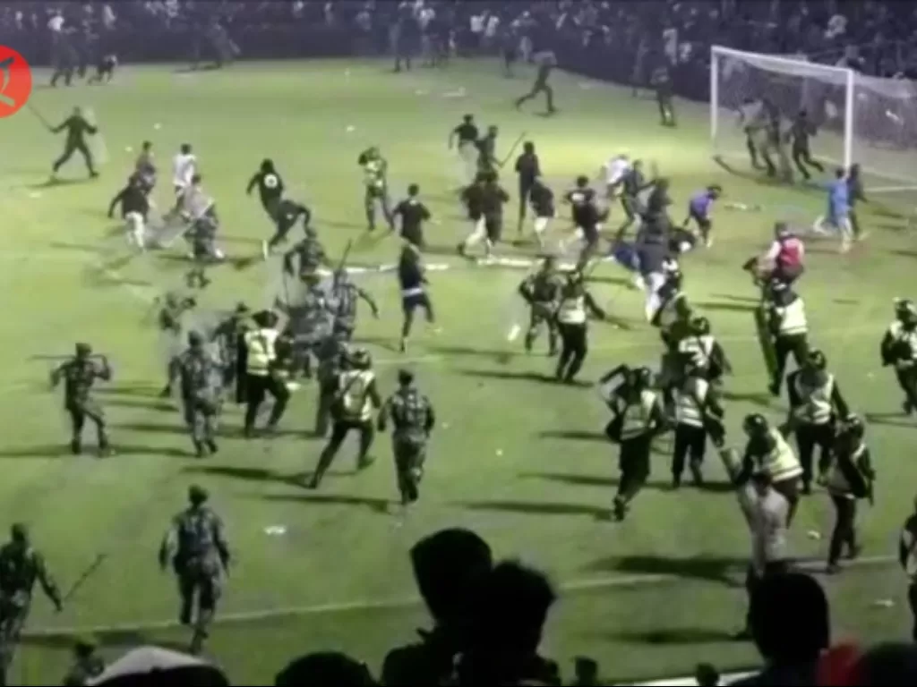Suasana kerusuhan di Stadion Kanjuruhan Malang, Sabtu (1/10/2022) malam. (ANTARA)