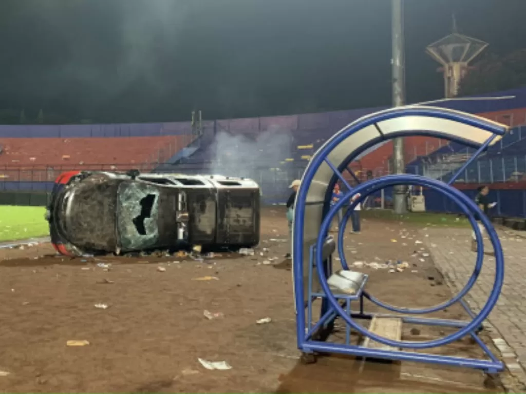 Suasana Stadion Kanjuruhan, Malang akibat kerusuhan usai laga Arema vs Persebaya, Sabtu (1/10/2022) malam WIB. (ANTARA FOTO/Vicki Febrianto)