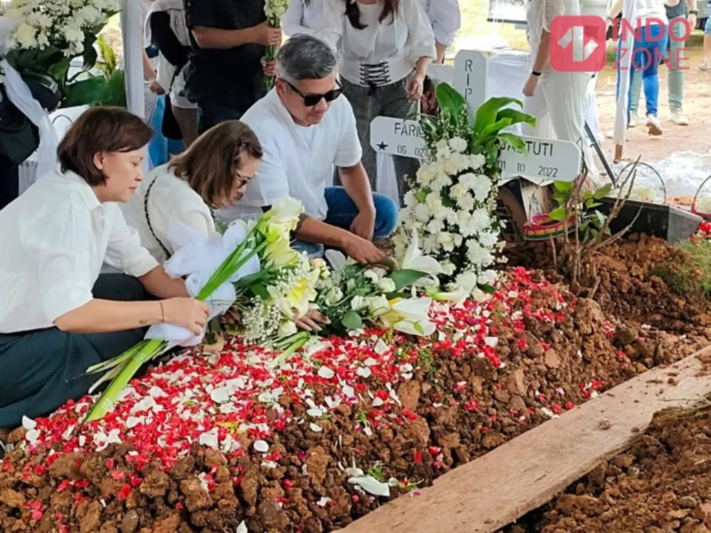 Gading Marten makamkan ibunya di TPU Tanah Kusir. (INDOZONE/Arvi Resvanty)