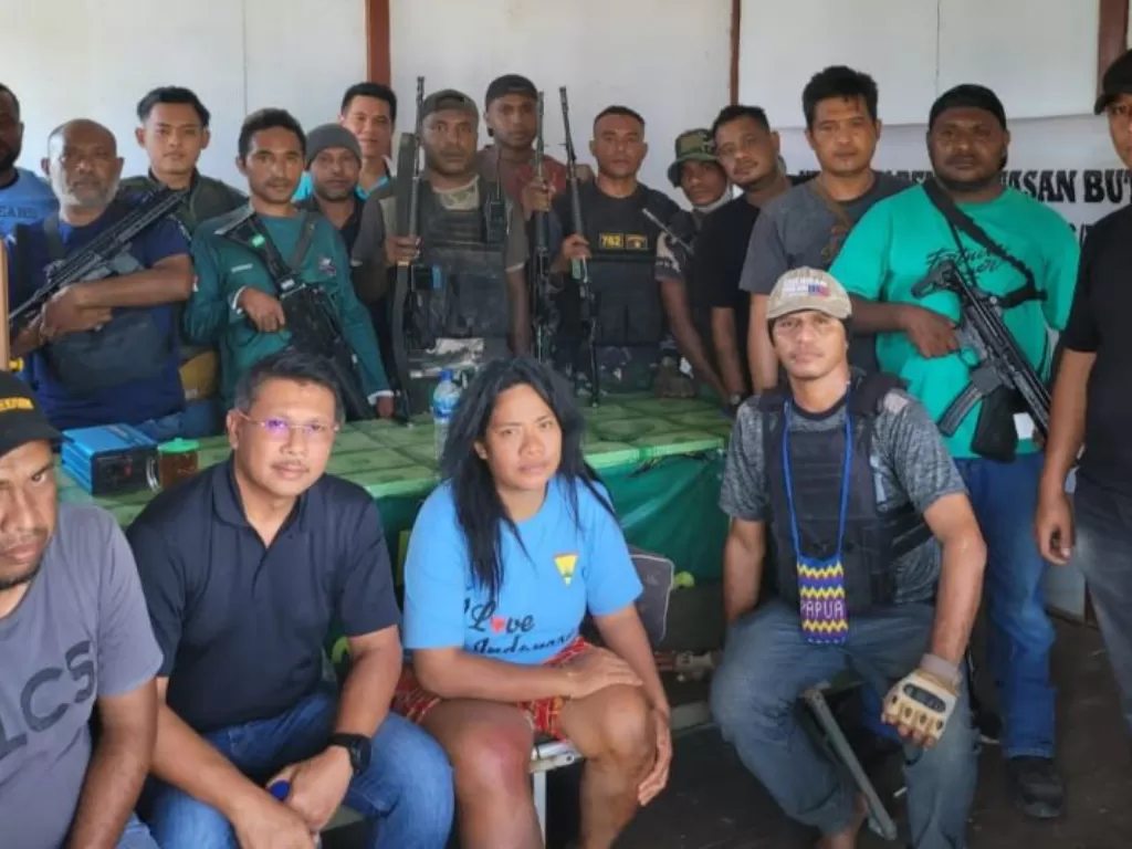 Tim Direktorat Reserse Kriminal Umum Polda Papua Barat menjemput Reva (wanita kaos biru) juru masak yang dikabarkan hilang pada peristiwa penyerangan KKB. (ANTARA/HANS ARNOLD KAPISA)