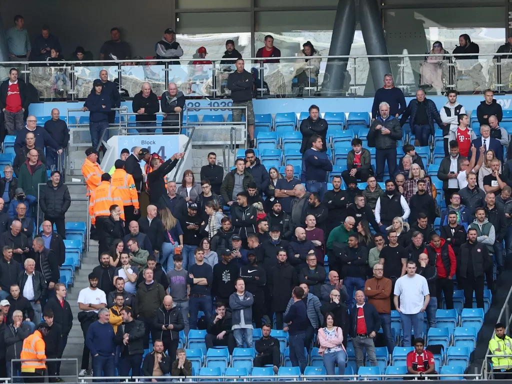 Penampakan fans Manhester United yang mulai menginggalkan stadion Etihad di Derby Manchester, Minggu (2/10/2022). (REUTERS/Phil Noble)