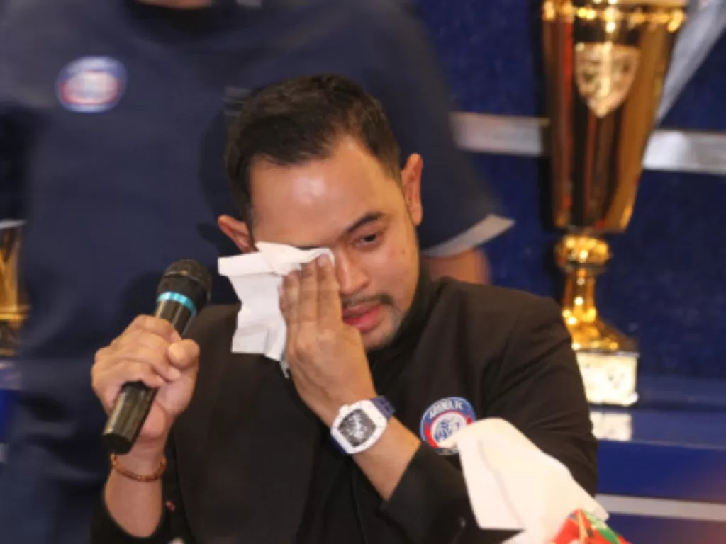 Presiden Arema FC Gilang Widya Pramana alias Juragan 99 menangis saat menyampaikan keterangan kepada wartawan di Sekretariat Arema FC, Malang, Jawa Timur, Senin (3/10/2022). (ANTARA FOTO/Ari Bowo Sucipto)