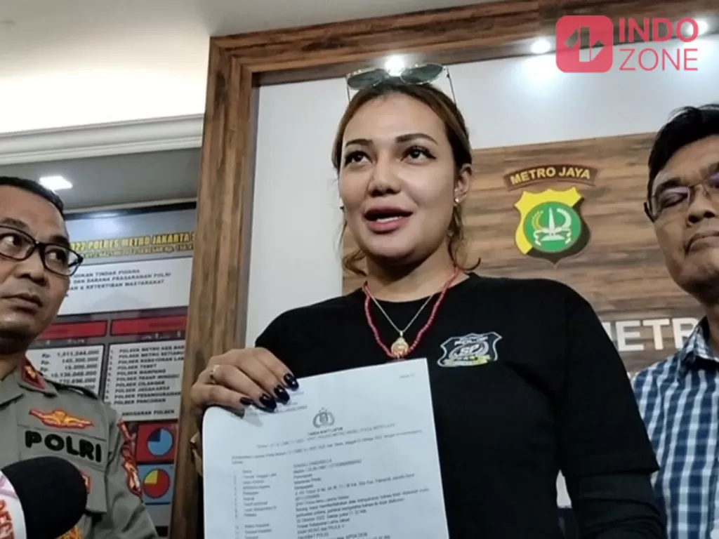 Direktur Sosial dan Budaya Sahabat Polisi Indonesia Tengku Zanzabella saat melaporkan Baim Wong di Polres Metro Jakarta Selatan, Senin (3/10/2022). (INDOZONE/Arvi Resvanty)