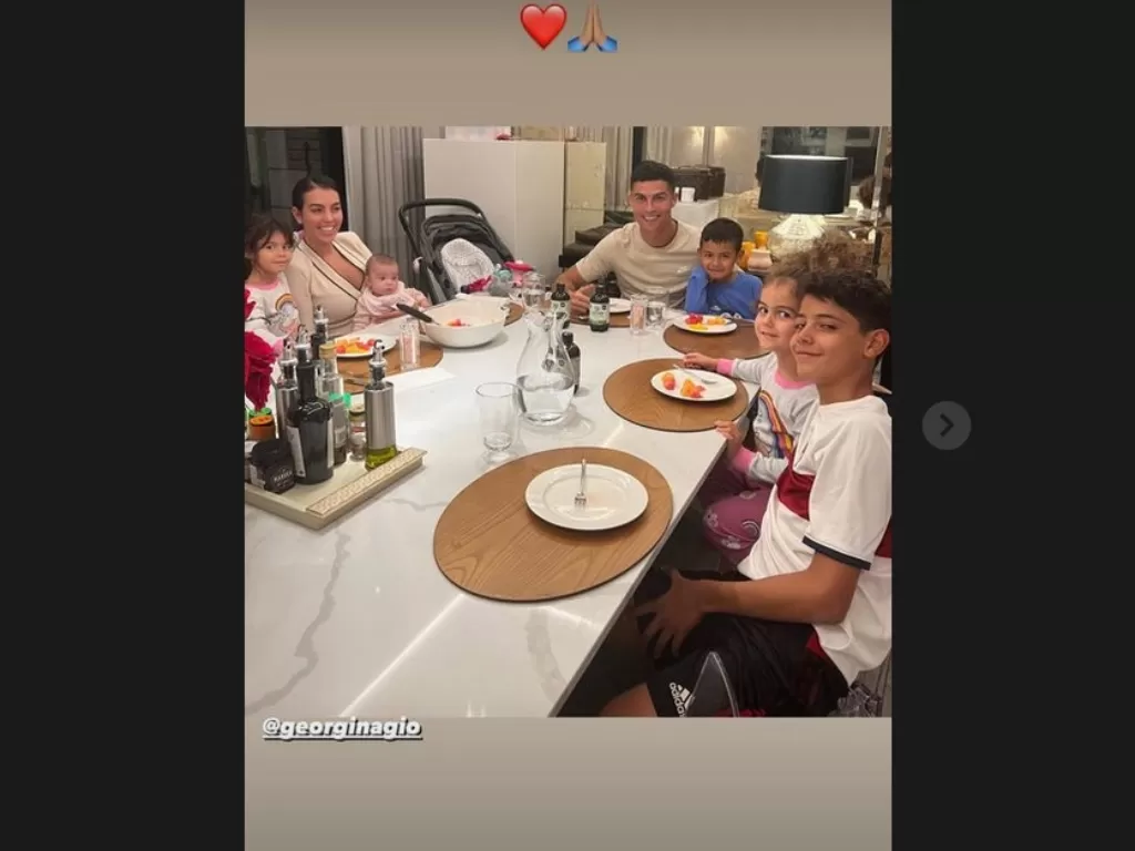 Cristiano Ronaldo makan bersama keluarga kecilnya (Foto: Instagram/@cristiano)