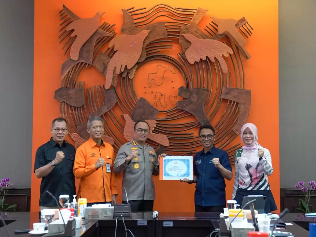 PT Pos Indonesia (Persero) memberikan Piagam Karya Jasa kepada Kapolresta Bandar Lampung. (Istimewa)