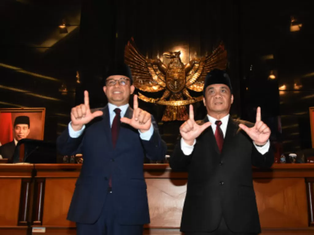 Gubernur DKI Jakarta Anies Baswedan (kiri) dan Wakil Gubernur Ahmad Riza Patria (kanan). (ANTARA FOTO/Indrianto Eko Suwarso)