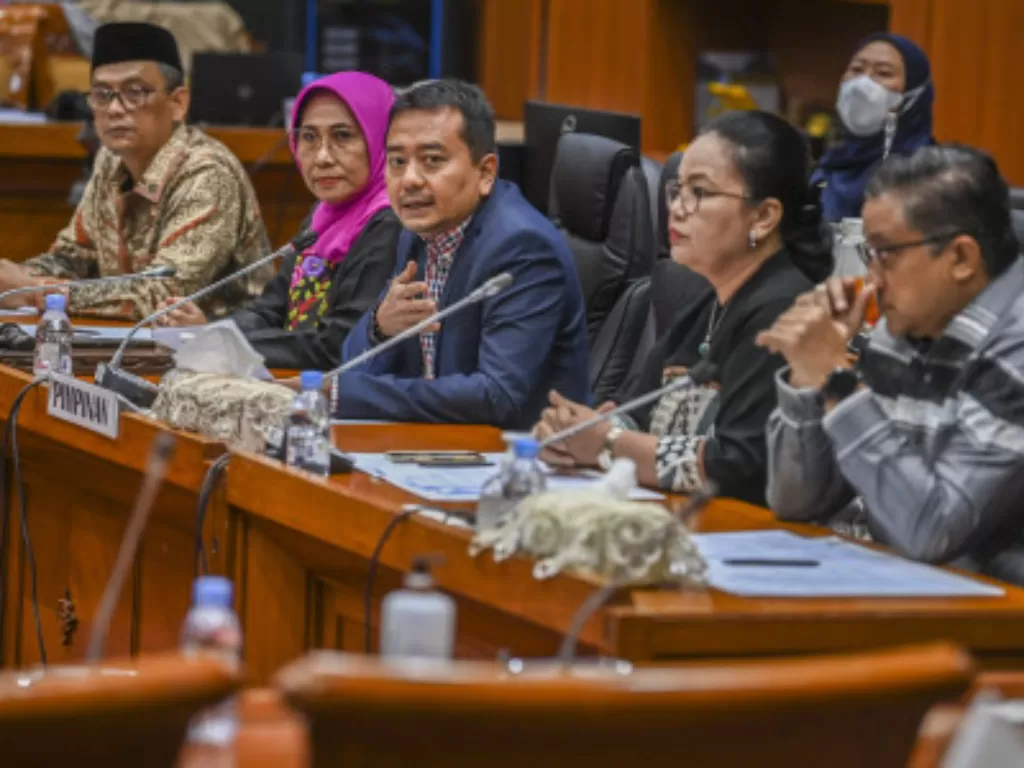 Ketua Komisi X DPR Syaiful Huda (tengah) memberikan keterangan pers terkait tragedi di Stadion Kanjuruhan di Kompleks Parlemen, Senayan, Jakarta, Senin, (3/10/2022). (ANTARA FOTO/Galih Pradipta)