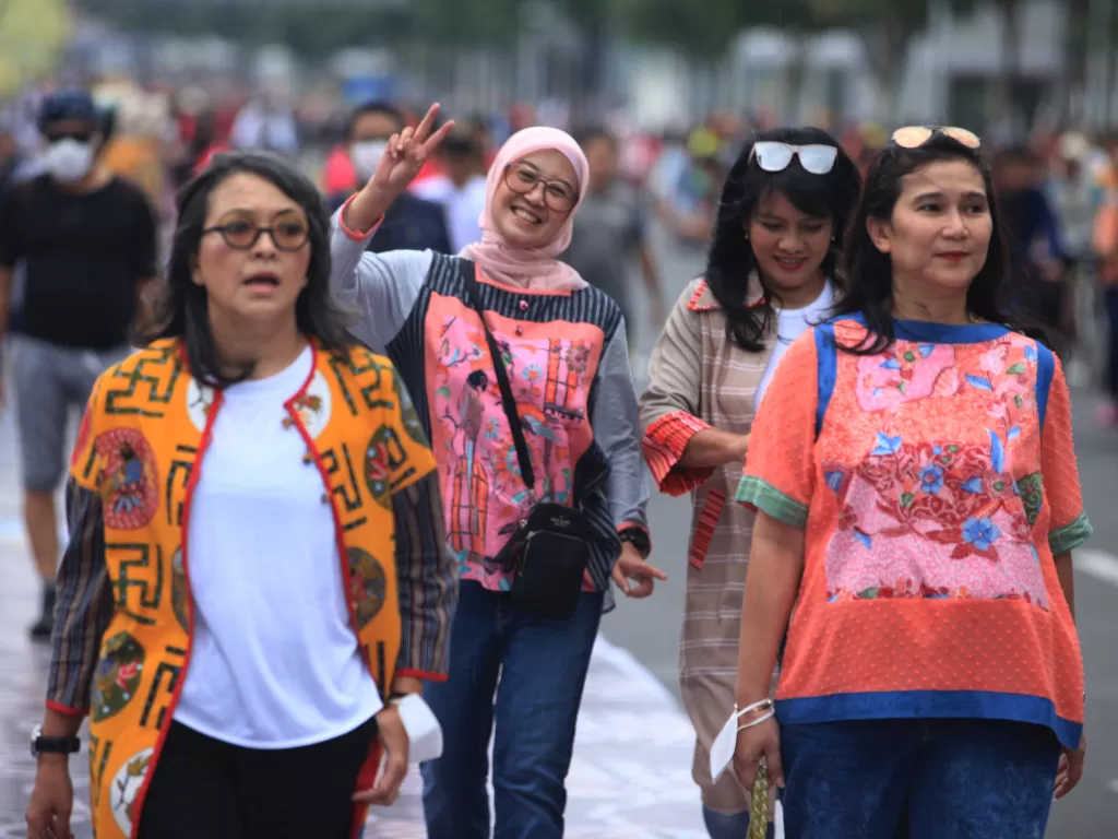Warga memakai Batik berjalan bersama saat mengikuti fesyen show Mandiri Hari Batik 2022 di kawasan Car Free Day (CFD) Jl.Jend Sudirman, Jakarta, Minggu (2/10/2022). (ANTARA/Reno Esnir)