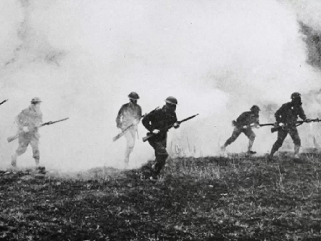 Tentara bertopeng menyerbu melalui awan gas air mata (Kumc.edu)