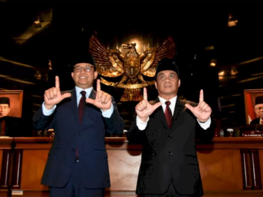 Gubernur DKI Jakarta Anies Baswedan (kiri) dan Wakil Gubernur Ahmad Riza Patria (kanan). (ANTARA/Indrianto Eko Suwarso)