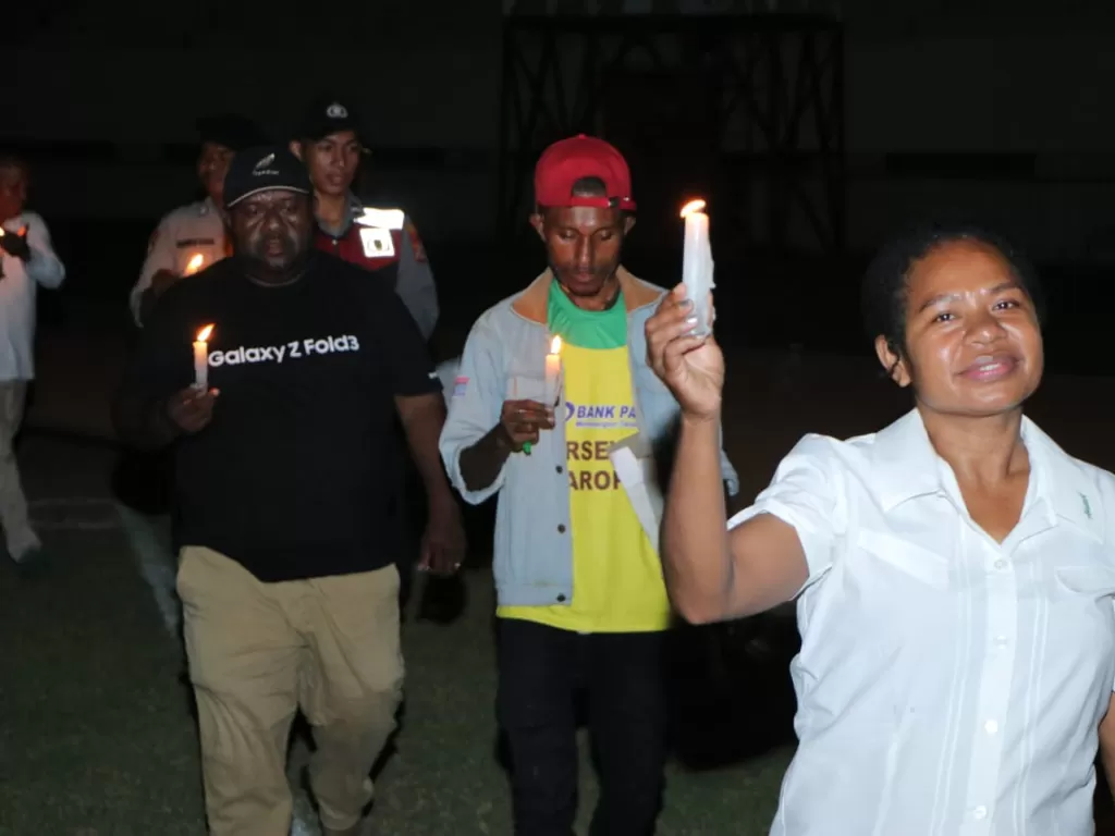Aksi nyalakan ratusan lilin di Papua sebagai bentuk penghormatan kepada korban tragedi Kanjuruhan. (Dok. Humas Polda Papua)